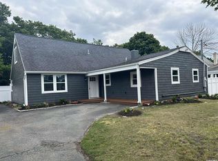 437 Raft Ave, Holbrook, NY 11741