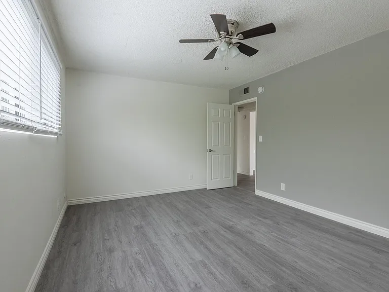 Fountainebleu Apartments — Photo 32