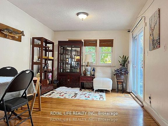 3rd image of 33 Agincourt Dr