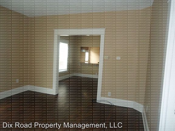3rd image of 709 Elwood St