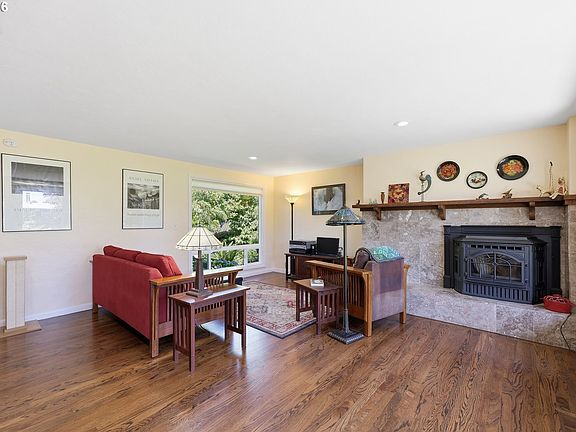 5th image of 65 Greenvale Dr