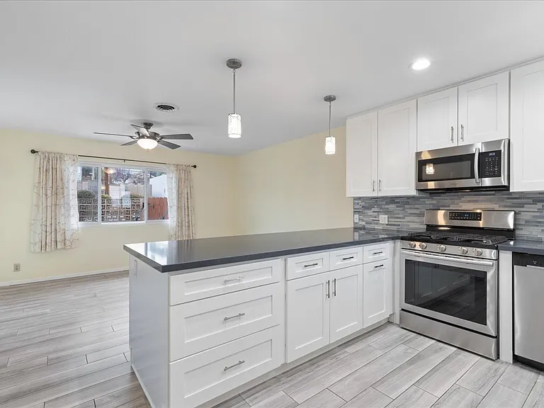 10602 Helendale Ave — Photo 9