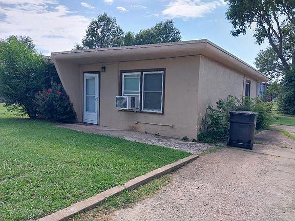 2nd image of 305 W Rollins Pl