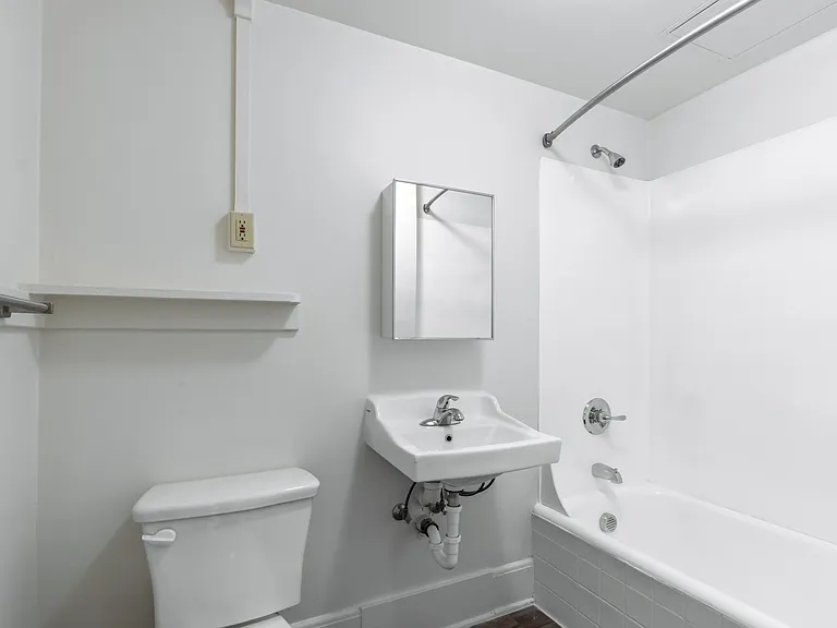 Cambridge Apartments — Photo 9