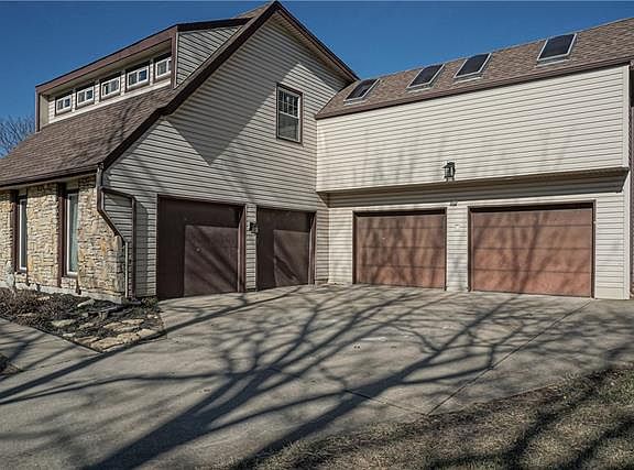 3rd image of 9012 W 104th St