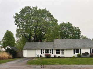 7 Sherbrooke Rd, Barrington, RI 02806