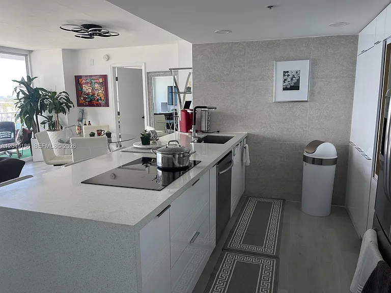 7601 E Treasure Dr #1017 — Photo 4