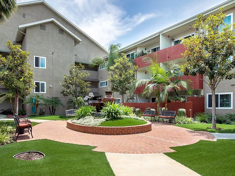 Lombardi Apartments — Photo 34