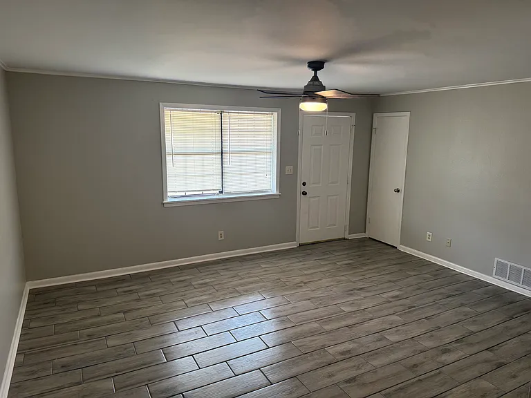 400 S Sawmill Rd — Photo 2