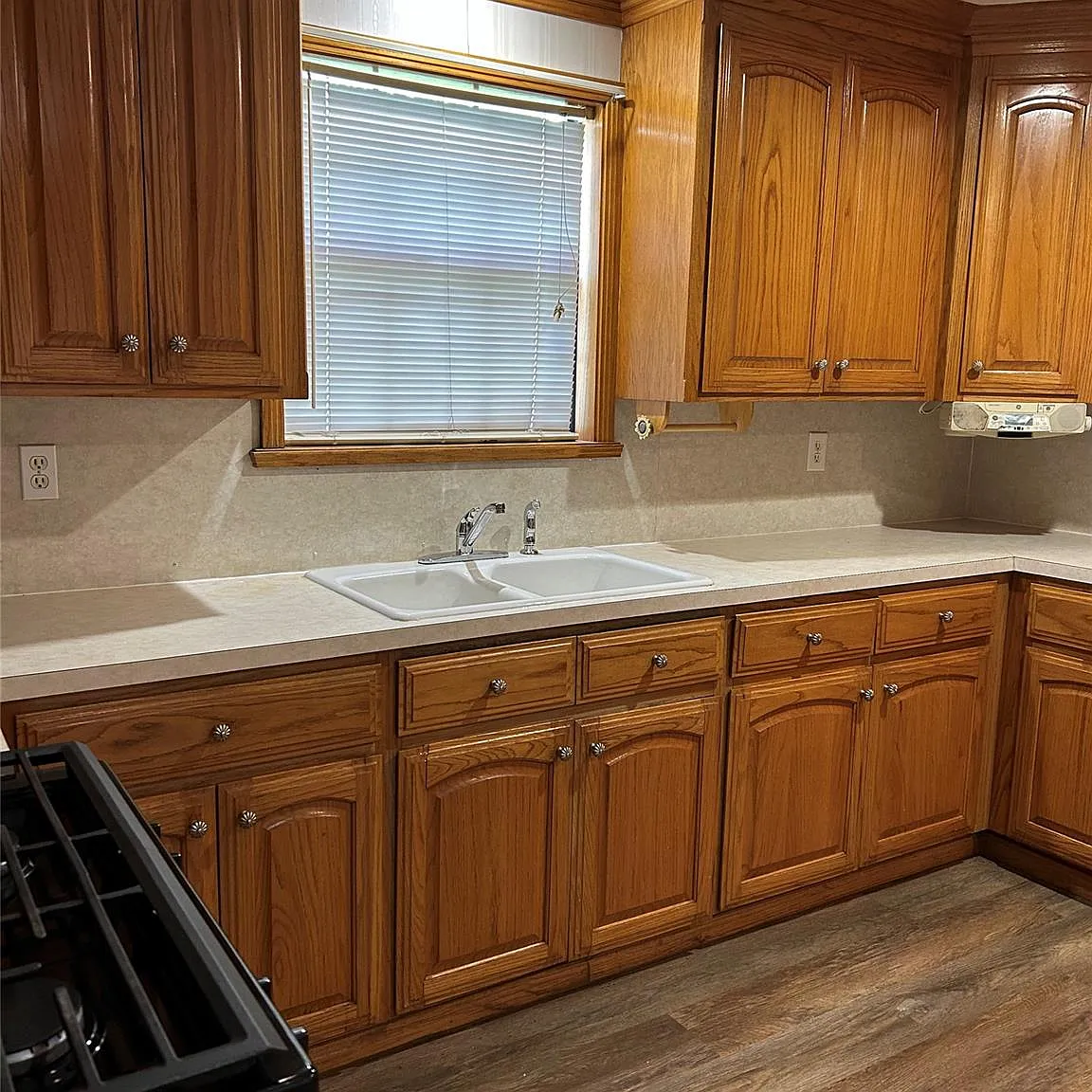 3 bed, 1.0 bath, 1900 sqft, $1,600 — Photo 2