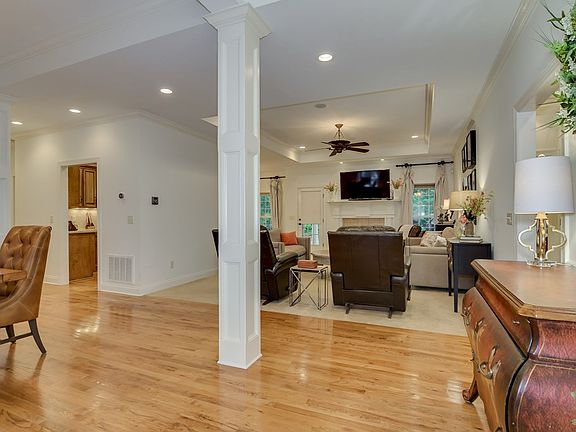 3rd image of 109 Royal Oak Ct