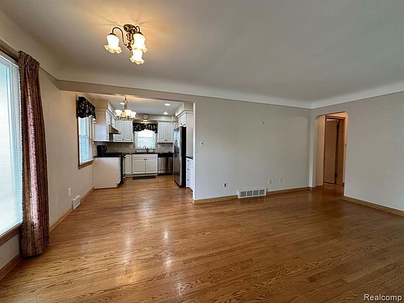 4th image of 22424 Trombly St