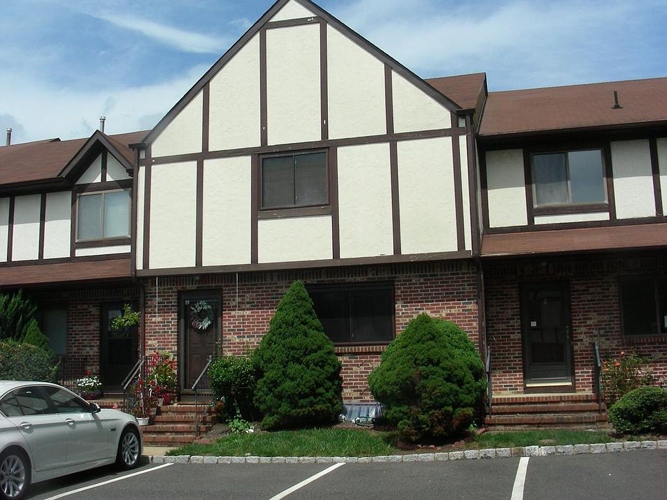 1st image of 6 Essex Ln