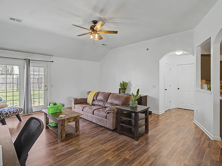 146 Auburn Cir — Photo 4
