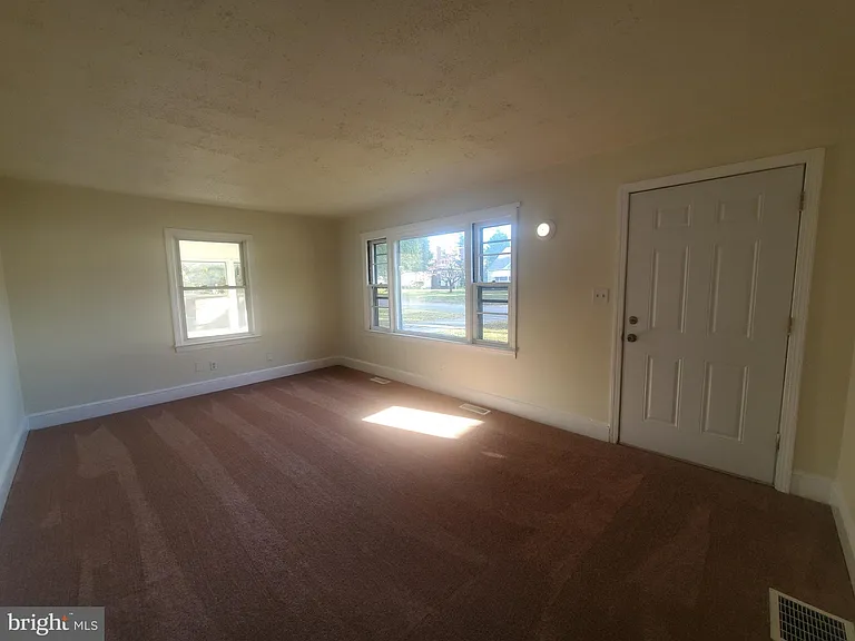 73 Upland Ave — Photo 6