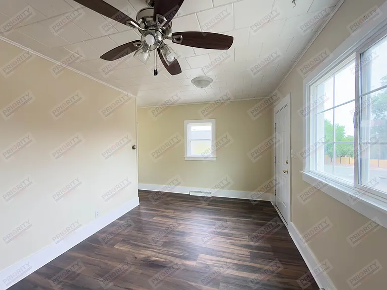 702 S Gillette Ave — Photo 10