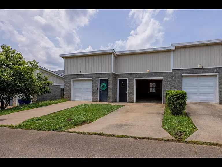 943 McClanahan Ln — Photo 22