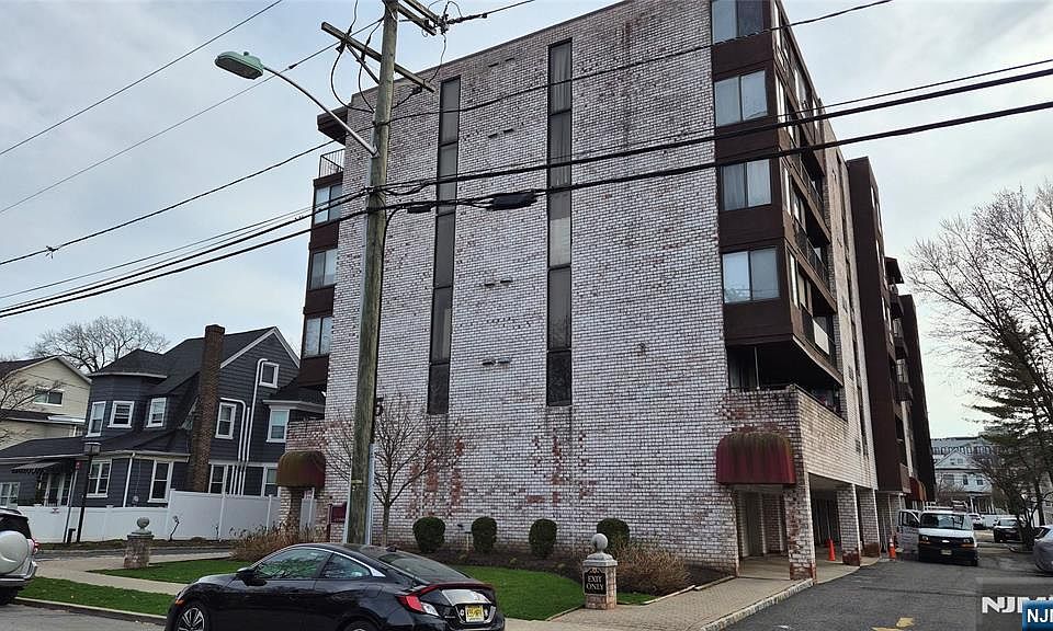 1st image of 55 Clinton Pl APT 304