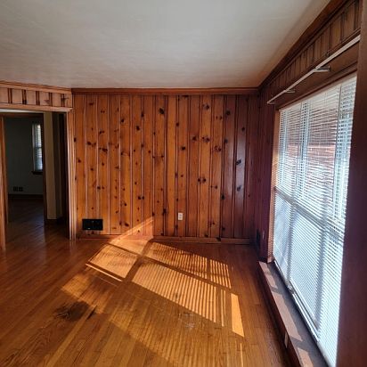 3rd image of 2702 Parkview Dr #A