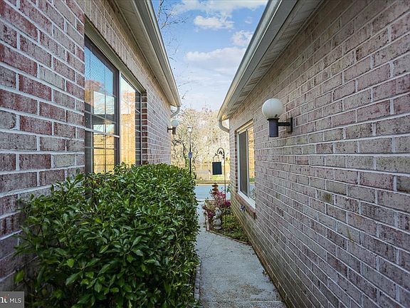 4th image of 9804 Islandside Dr