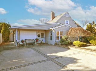 50 Jester Ln, Levittown, NY 11756