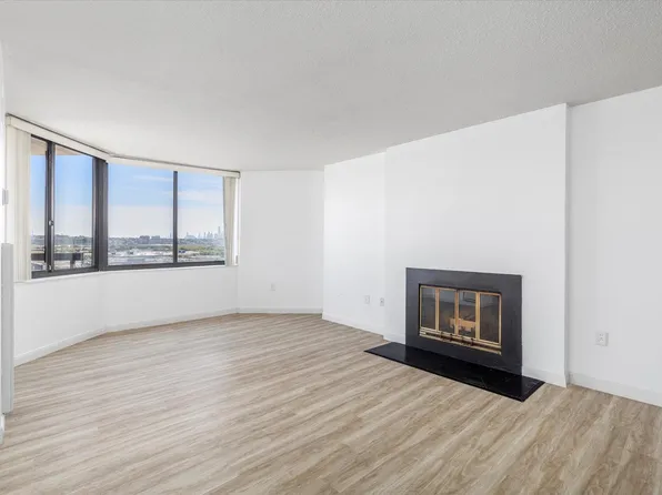 1705 Harmon Cove Tower image 15 of 49