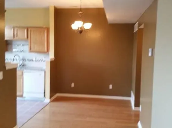 806 Summerfield Dr, Westland, MI 48185