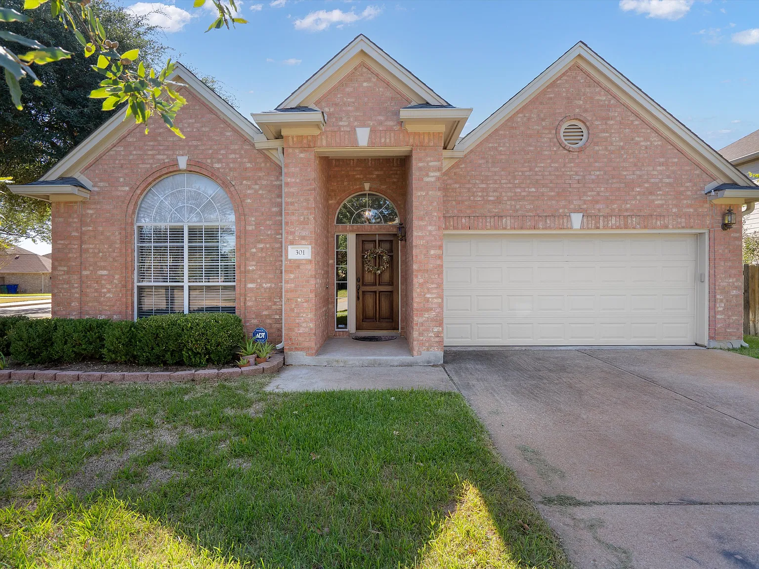 3 bed, 1996 sqft, $2,600 — Photo 1