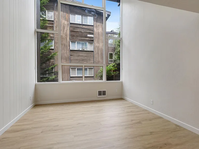 Thunderbird Apartments — Photo 16