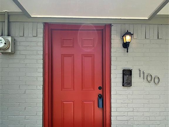 5th image of 1100 E Hickory St