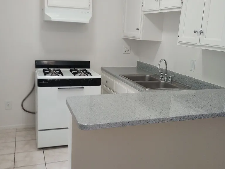 Kling Courtyard Apartments — Photo 15
