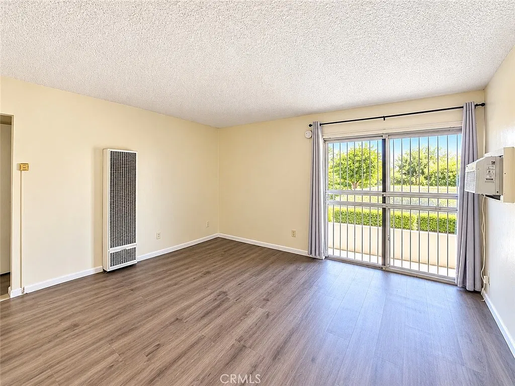 2 bed, 750 sqft, $2,050 — Photo 2