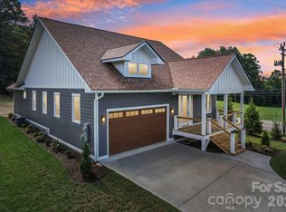 20 Maple Knoll Dr, Hendersonville, NC 28792