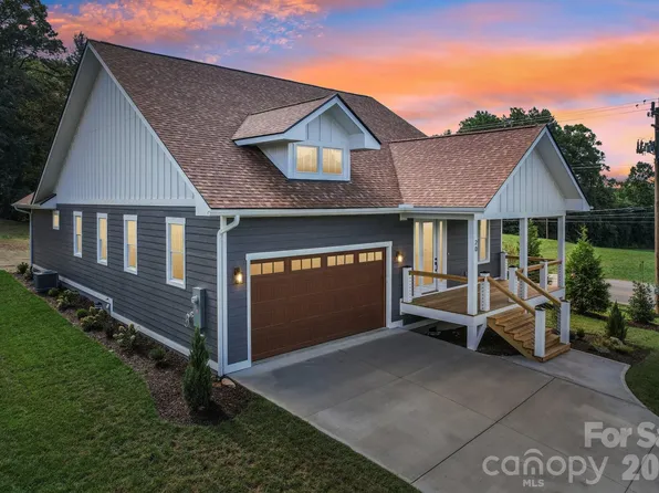 20 Maple Knoll Dr, Hendersonville, NC 28792