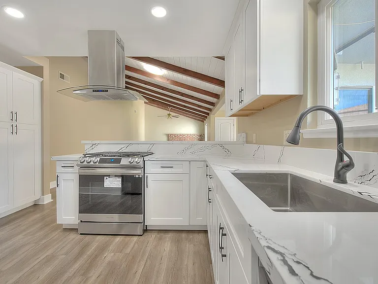 340 W Caroline Ct — Photo 11