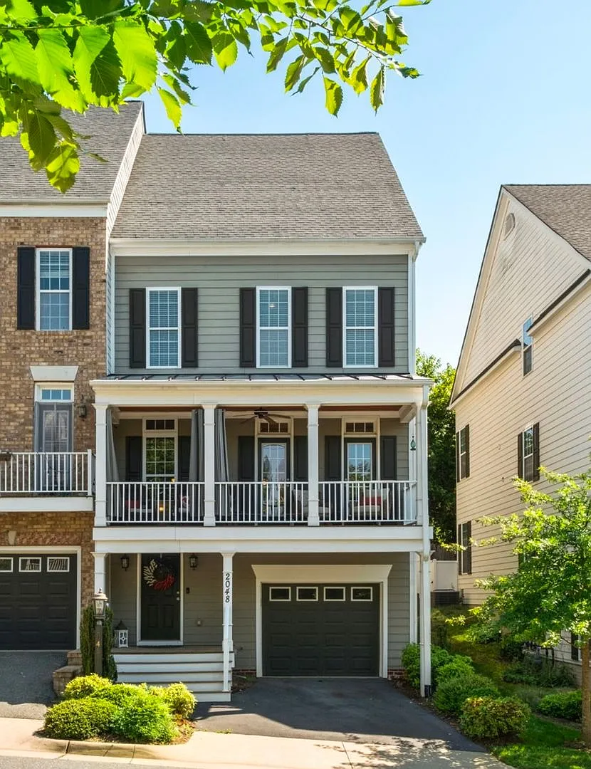 End-unit Townhouse with fenced yard — Photo 1