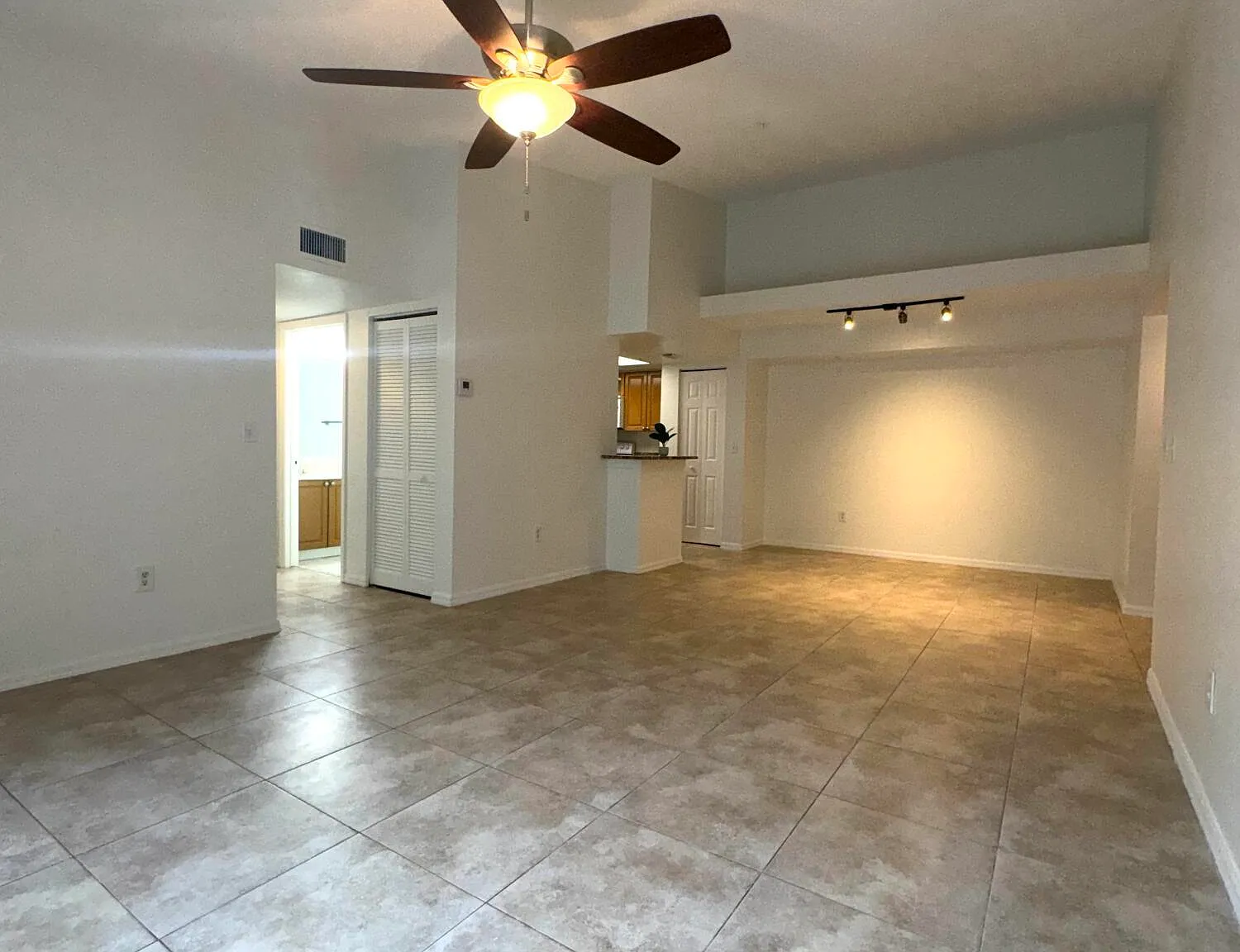 3 bed, 2.0 bath, 1184 sqft, $2,500 — Photo 4