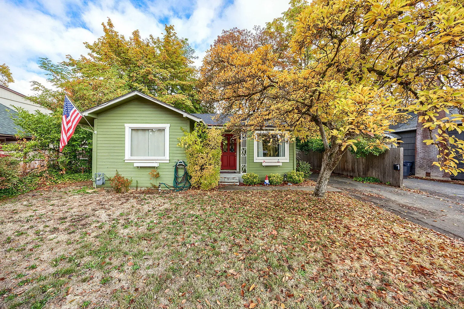 212 NW A St photo 1