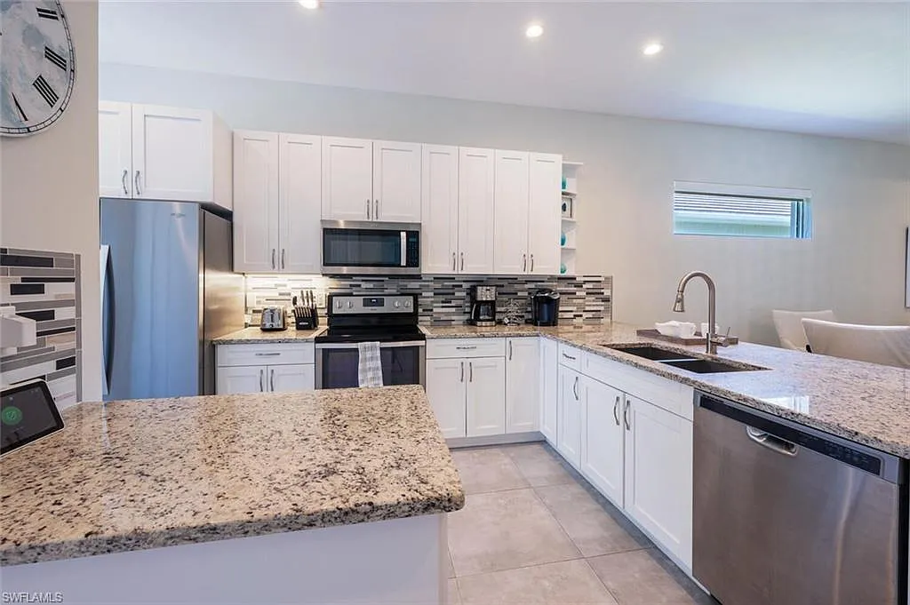 3 bed, 2.0 bath, 1445 sqft, $3,300 — Photo 2