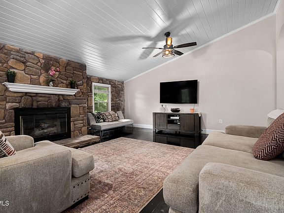 4th image of 1113 Berry Rd