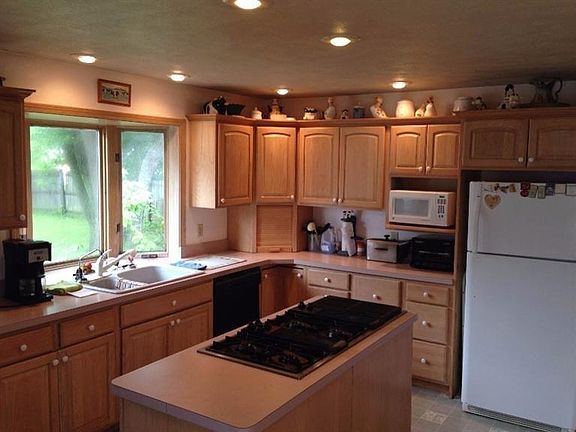 Kitchen was remodeled 1998