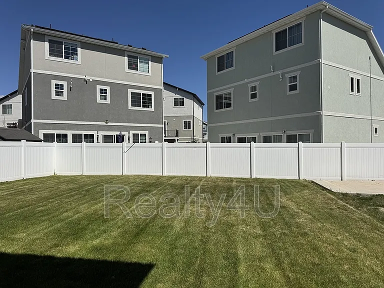 138 E Crown Point Dr — Photo 18