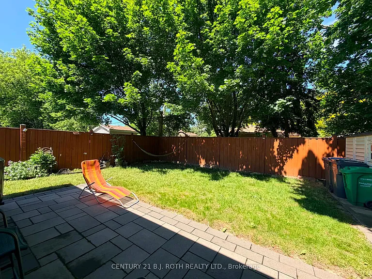 10 Sanford Cres — Photo 19