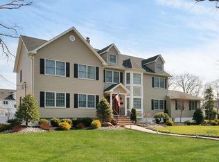 14 Stonehenge Ter, Clark, NJ 07066