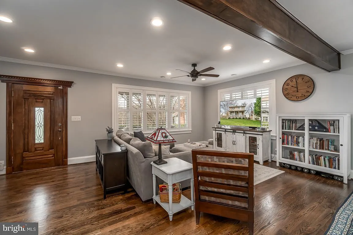 3 bed, 2.0 bath, 1392 sqft, $4,500 — Photo 3