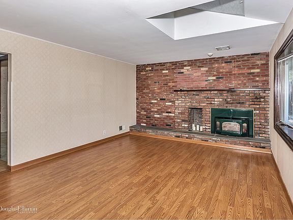 4th image of 3924 Miller Pl