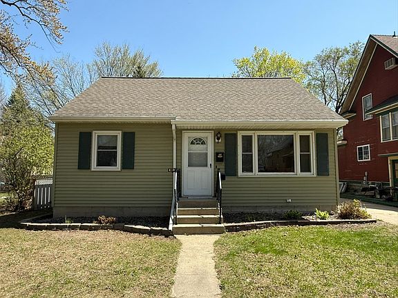 2nd image of 905 3rd St SE