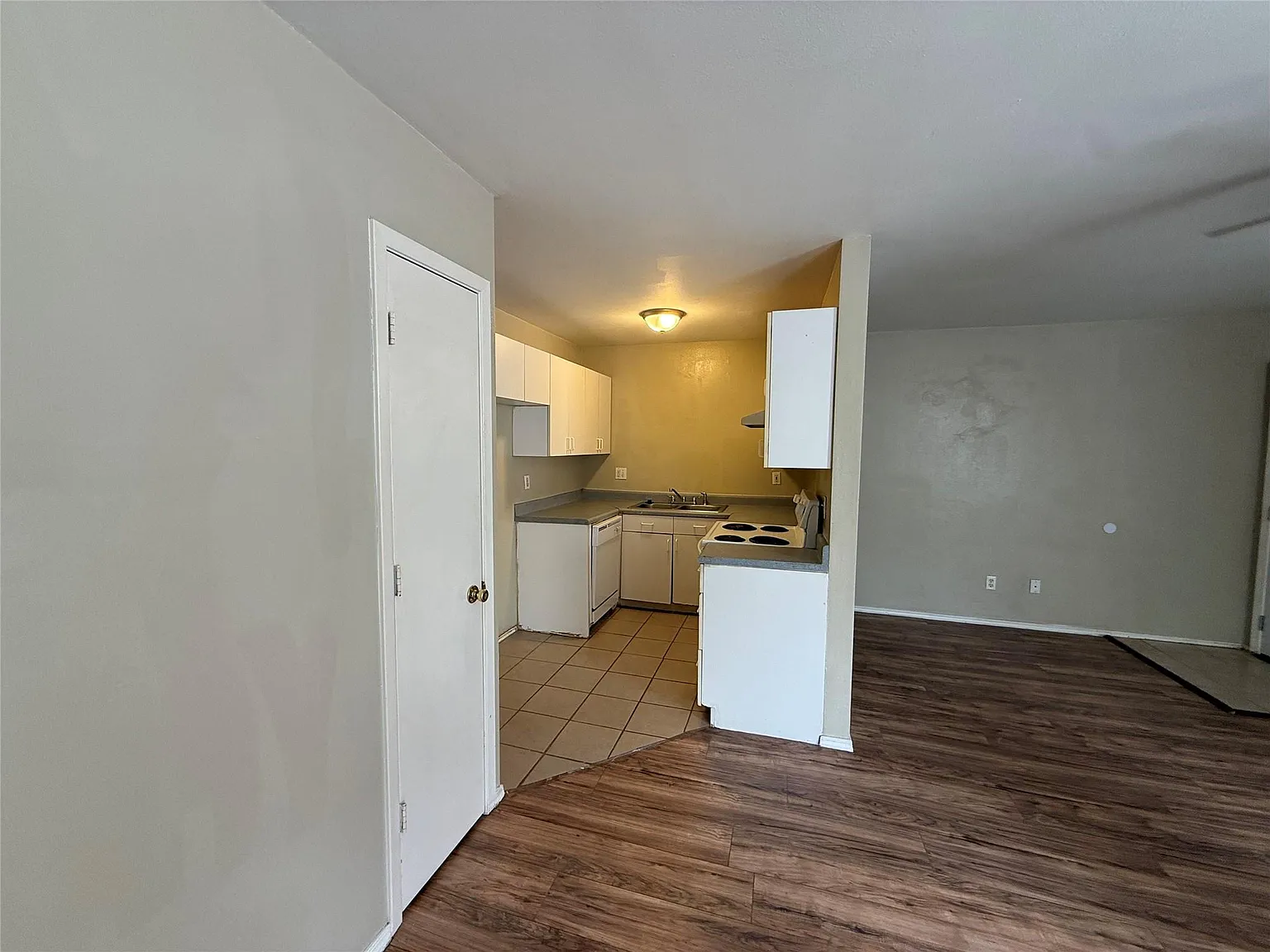 1 bed, 1.0 bath, 700 sqft, $975 — Photo 4