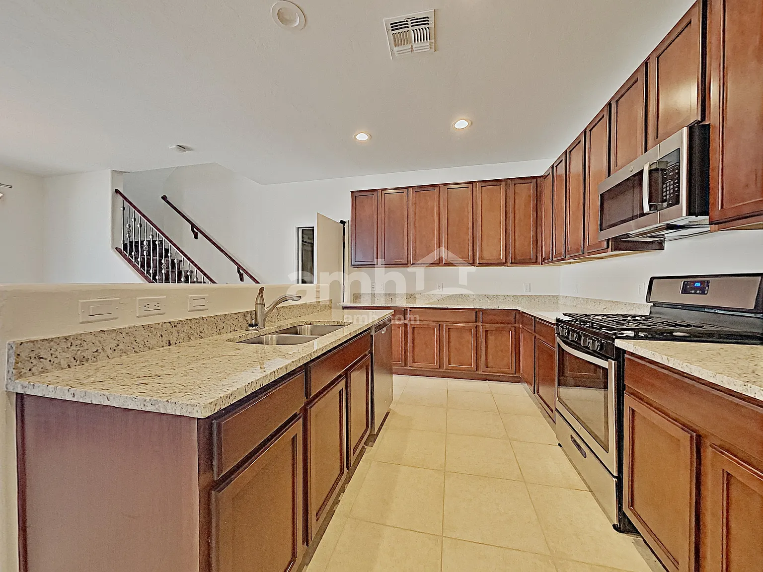 3 bed, 2.5 bath, 1817 sqft, $1,995 — Photo 3
