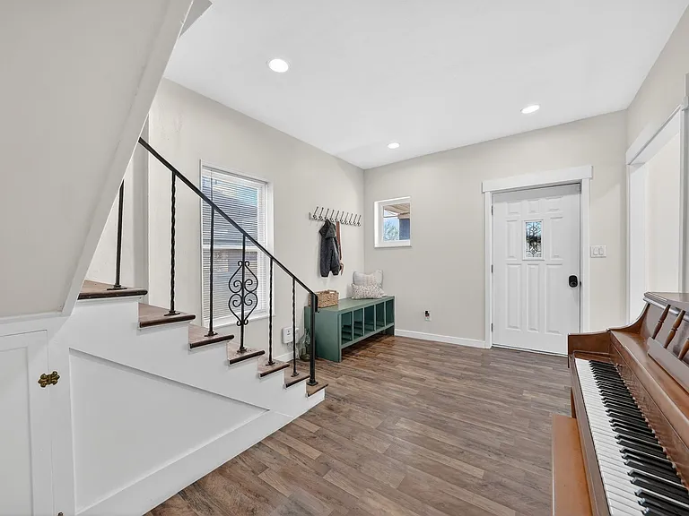 902 27th St — Photo 12